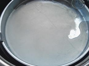 取出放凉水盆过凉，不烧手了揭下既可。蒸好的凉皮放在盘子上，逐张叠放抹香油(或其他熟植物油)、防止粘一起，这次用油刷刷的，没有油刷就用手指沾油抹。