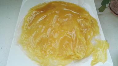 逐张刷油放盘子上（刷油放粘一起）。依次蒸完所有凉皮。