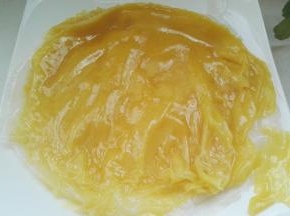 逐张刷油放盘子上（刷油放粘一起）。依次蒸完所有凉皮。