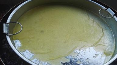 同样的方法把黄色的凉皮蒸熟。