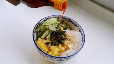 放料汁（蒜泥、生抽、醋、香油）、荆芥，放红油。