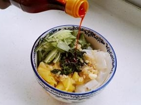 放料汁（蒜泥、生抽、醋、香油）、荆芥，放红油。
