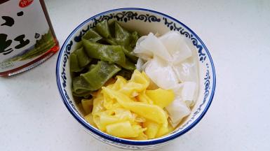 把三色凉皮放碗中。