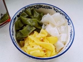 把三色凉皮放碗中。