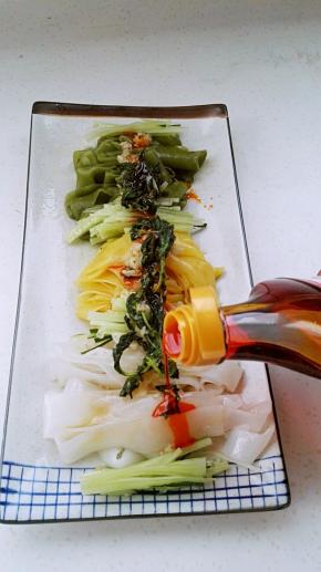 放料汁（蒜泥、生抽、醋、香油）、荆芥，放红油。