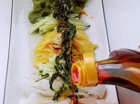 放料汁（蒜泥、生抽、醋、香油）、荆芥，放红油。
