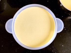 把一勺过筛后的班戟面糊倒入班戟盘中，左右晃动一下，面糊就铺满班戟盘了。