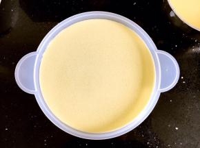 把一勺过筛后的班戟面糊倒入班戟盘中，左右晃动一下，面糊就铺满班戟盘了。