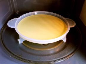 把班戟盘放入微波炉中，高火加热2分钟。最后看面皮的状态，可以延长或缩短时间。面皮全部叮完，放到冰箱冷藏一下。