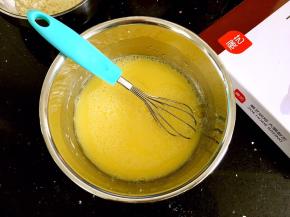 倒入水，搅拌均匀。