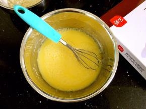 倒入水，搅拌均匀。