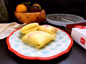 将四边压在下面放入盘中，冰箱冷藏一小时后再吃味道最美。