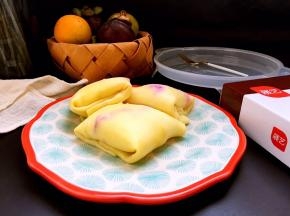 将四边压在下面放入盘中，冰箱冷藏一小时后再吃味道最美。