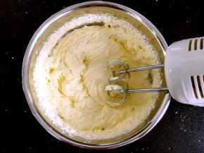 淡奶油中加入fluff液体棉花糖和砂糖。打发至硬性。