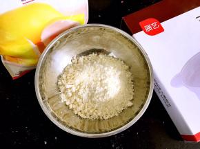 展艺班戟预拌粉称出所需份量。