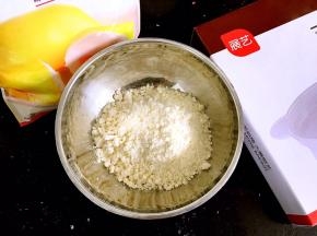 展艺班戟预拌粉称出所需份量。