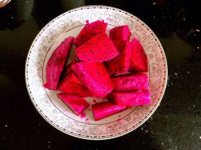 火龙果去皮切块。