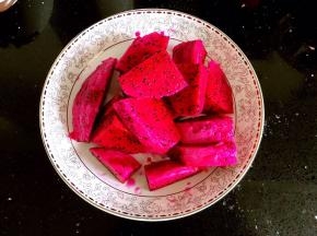 火龙果去皮切块。