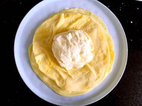 再放一勺奶油。然后四边对折包起。
