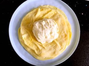 再放一勺奶油。然后四边对折包起。
