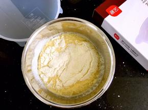 筛入展艺班戟预拌粉。最后剩余的是砂糖，也倒回盆中。