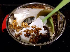 红糖压细一点放入，倒入低粉和可可粉混合均匀。