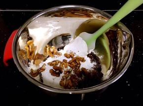 红糖压细一点放入，倒入低粉和可可粉混合均匀。