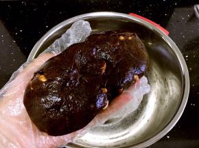 揉至没有一点干面粉。把揉好的面团揉成长条的形状，有点像欧包。