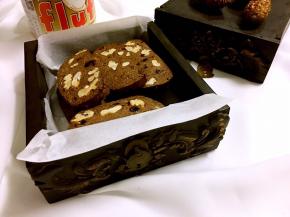 凉透的棉花糖可可核桃饼干，酥脆美味。带着淡淡地焦糖味和坚果味，让人满口留香。