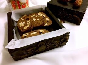 凉透的棉花糖可可核桃饼干，酥脆美味。带着淡淡地焦糖味和坚果味，让人满口留香。