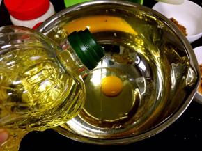 鸡蛋打入料理盆中，倒入玉米油。