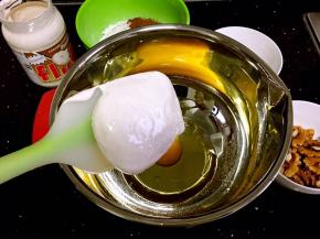 用干净的硅胶铲插入fluff焦糖棉花糖的瓶中，360度转动，棉花糖就可以轻易取出了。