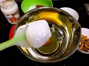 用干净的硅胶铲插入fluff焦糖棉花糖的瓶中，360度转动，棉花糖就可以轻易取出了。