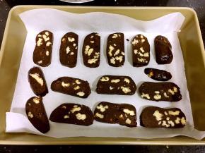 取出面团，切成1厘米左右厚的饼干片，放入烤箱175度25-30分钟即可。