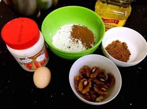 食材备用。核桃去壳后掰成两瓣，不要弄的太碎。