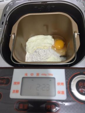 1. 除黄油之外所有材料都投进面包机