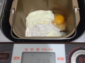 1. 除黄油之外所有材料都投进面包机