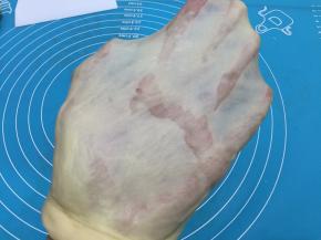 3. 适时地检查面筋的强度，把面团小心的伸开，这时候面团已经可以形成一层薄薄的薄膜，但是薄膜并不是特别坚韧，还是比较容易破裂，破裂的洞口呈不规则的形状，而不是光滑的圆形，这个时候面团就达到了扩展阶段，这个时候做餐包是可以的了
我是选择直接揉至如图扩展状态
（这只是个人习惯，其实做整形小面包揉到扩展就可以了）