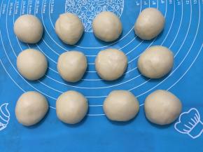 4. 面团总量是515分成36克12个，让其松弛20分