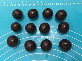 6. 红豆沙分成12份揉圆备用