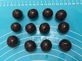 6. 红豆沙分成12份揉圆备用