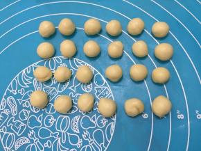 5. 再分小兔子的耳朵，各为1.5克，松弛备用