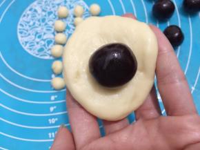 7. 松弛好的面团码好红豆沙