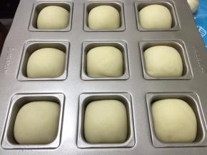 11. 松弛好的小面团搓成兔耳朵