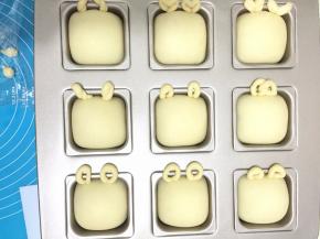 12. 搓好码在模具上，各种造型，按喜欢喜好来