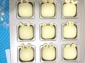 12. 搓好码在模具上，各种造型，按喜欢喜好来