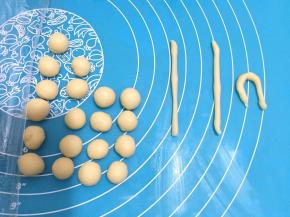 11. 松弛好的小面团搓成兔耳朵