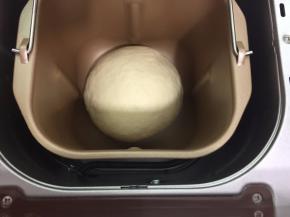5. 揉圆放进面包机内进行第一次发酵
