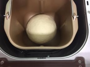 5. 揉圆放进面包机内进行第一次发酵