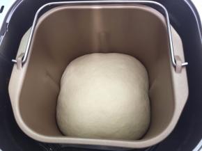 7. 发至1.5倍大,手指先沾上面粉，在面团表面上戳洞，若孔洞没有回缩就是发酵完成了